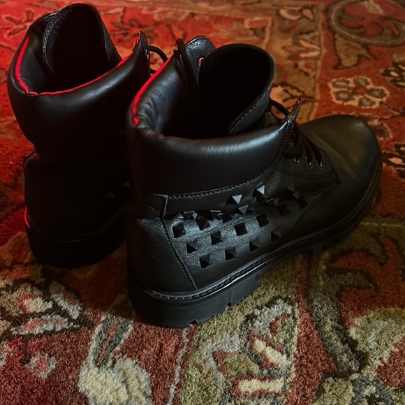 Valentino designer boots. - Picture 1 of 3